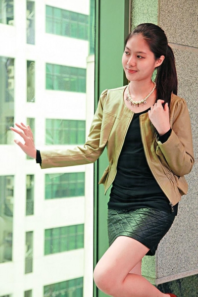 斯文OL: 韓國杏色短裝皮褸 $498、仿珠鏈 $218、黑色格仔皮裙 $328、貼身打底襯衣 $199。