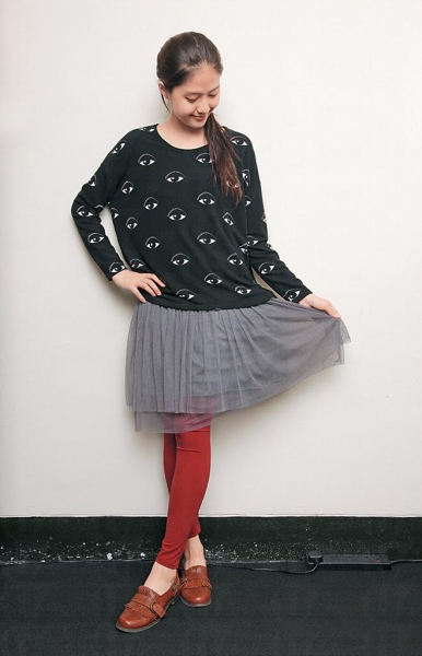 文藝少女︰韓國黑色多眼上身 $288、灰色打底連身紗裙 $188、日本棗紅色 leggings $218。