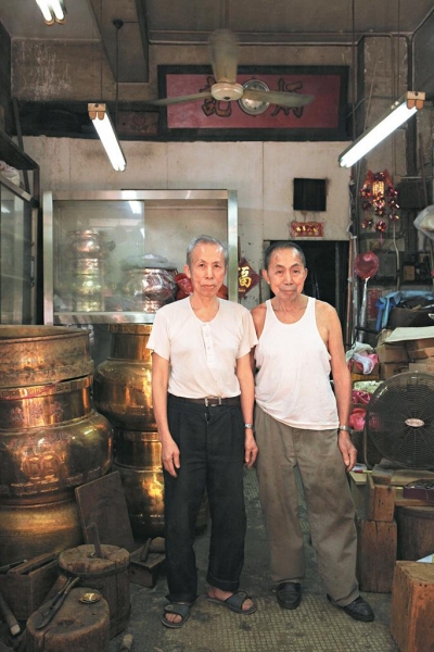 小陸生與大陸生，靠雙手打造無數銅器，時移世易，寶號成為香港僅存的銅匠店。