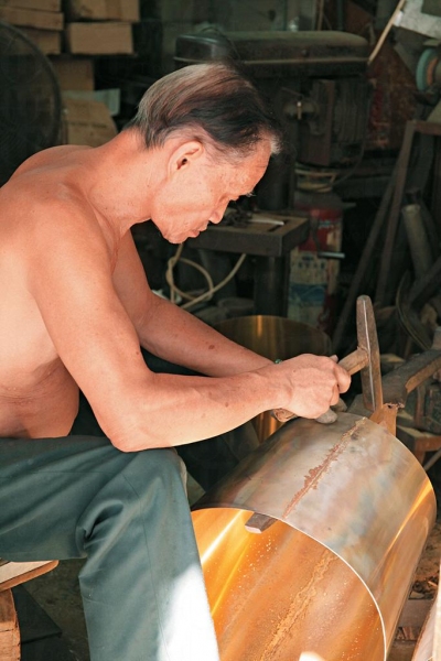 約 80 年前銅匠陸老先生於砲台街開設陸炳記，承造銅鋼製品雜貨。
