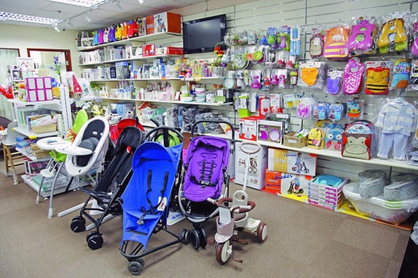 店子已開業兩年，產品由新生至六歲小童為主，包括嬰兒手推車、汽車座椅、兒童餐具及玩具等。