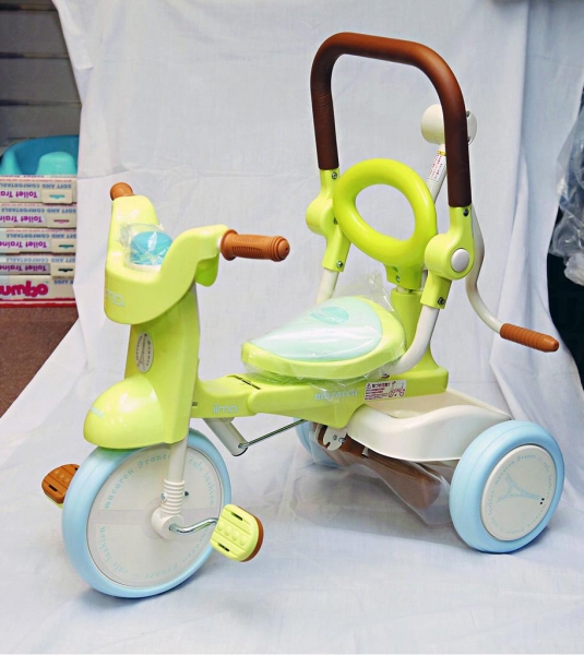 日本 iimo 第二代新款幼兒單車，顏色可愛，用料實淨，而且可摺合易收藏，適合一至三歲用。$1,680