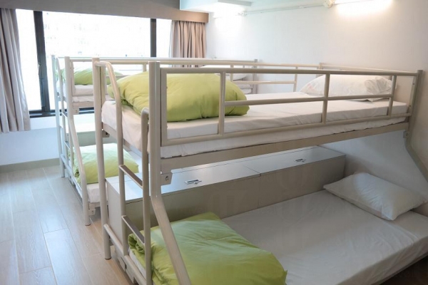 美荷樓青年旅舍八人房，每床位 $300一晚。