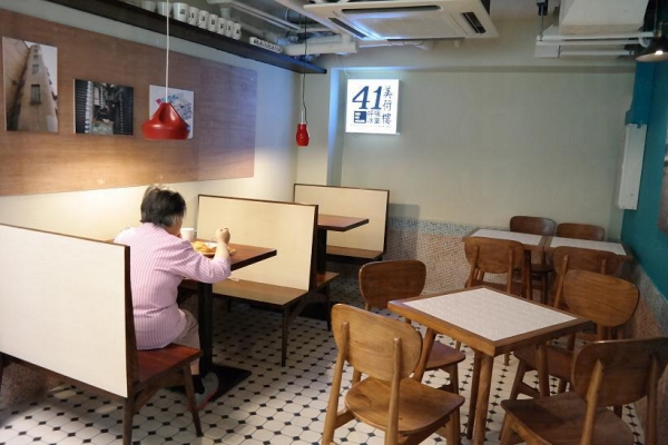 港式茶餐廳必備元素：格紋階磚地板、木板座椅。