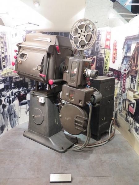大堂展出的電影放映機，目測有一米八。