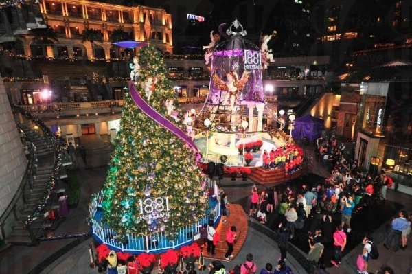 巨型聖誕鐘與旋轉聖誕樹