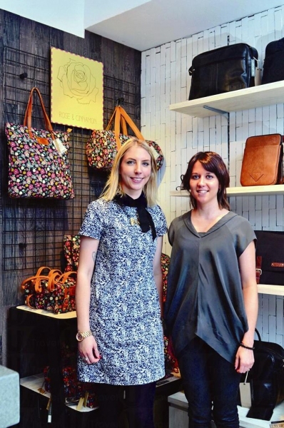 品牌設計師 Hannah (右) 及負責Rose & Cinnamon 系列的設計師Sophie(左)。