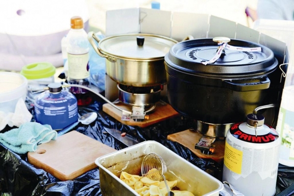 Car camping 的好處，是戶外煮食都可以出動到「重型」廚具 staub 煲！