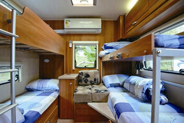 大型露營車內有兩張雙層碌架床，感覺有點似歐洲火車，成年男士都絕對無問題。
