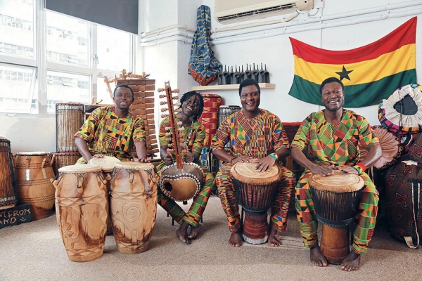 左起樂器：Kpanlogo 套鼓，以用手或鼓棍拍打。Kora Guitar。Djembe，最為人熟悉的西非樂器。