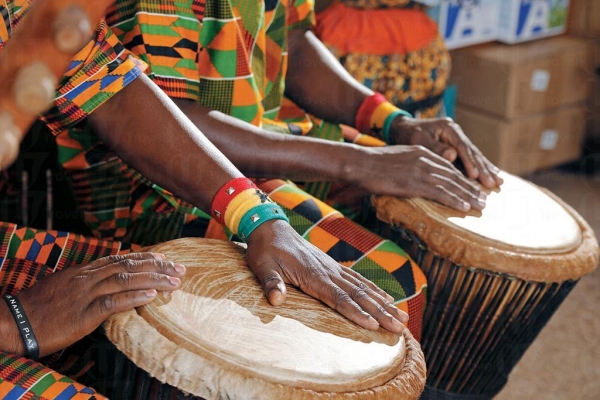 Djembe 鼓面由迦納工匠以羊皮製造。