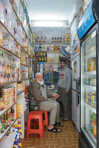 大部分巴基斯坦雜貨店店員懂廣東話，方便溝通。
