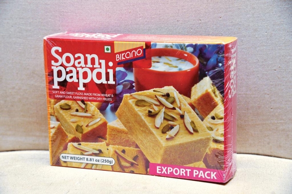 巴基斯坦甜點Soan papdi，成分包括果仁、奶及糖， 口感似千層酥，帶甜味。$20（b）