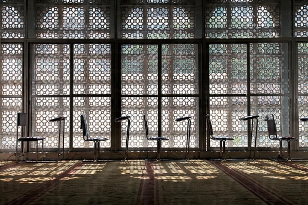 九龍清真寺二樓為大禮拜殿，可容納近千人禮拜，阿拉伯花紋石雕窗框透出陽光，明亮安逸而莊嚴。