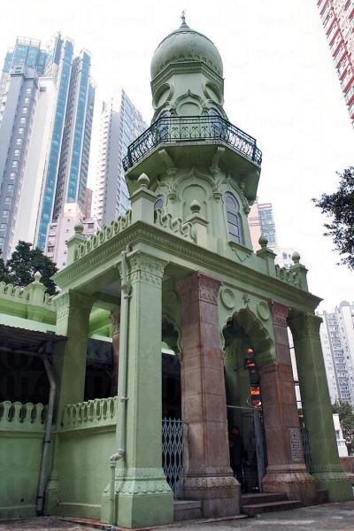 些利街清真寺最初於十九世紀下半葉建成，於1915 年重建，現為一級歷史建築。