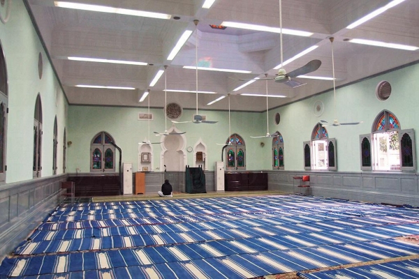 清真寺以柔和青蘋果色為主，與九龍清真寺風格不一。