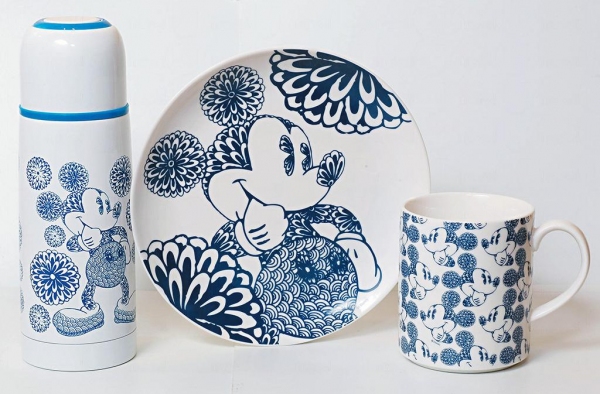 精品店內出售 90 周年紀念精品，有 Dorophy Tang 設計的青花瓷元素杯碟，限量 1,000 件。