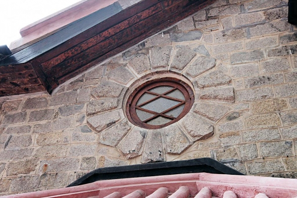 花崗石築砌的圓形窗飾，反映上世紀住宅 Arts and Crafts 的建築風格。