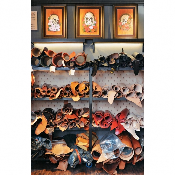 店內還會展示及售賣本地設計師及皮藝達人的作品，牆上就掛有 Trio Leather Art 其中一位皮雕師 Stanley Au 的作品「守禮」系列：非禮勿視、非禮勿聽、非禮勿言。