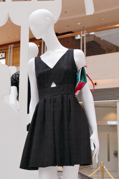 Kev Yiu 提醒香港女性， 挑選一條永遠不過時的小黑裙，質地最好是簡單的棉質，設計上不要太多details，剪裁最好是中腰或高腰，可以令下身更顯修長。