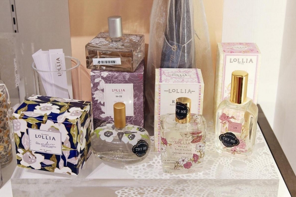 Lollia 以優雅花卉為香薰調配藍本，調配出天然獨特的八大主要香味，配以漂亮花園為設計概念的包裝。