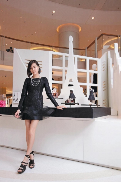 正如 Coco Chanel 最愛的珍珠配黑裙造型打扮，Mikimoto 的頸鏈配襯小黑裙也是最搭調大方。