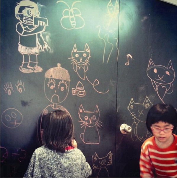 故事館部分牆身劃成黑板，讓小朋友畫公仔，以繪畫溝通