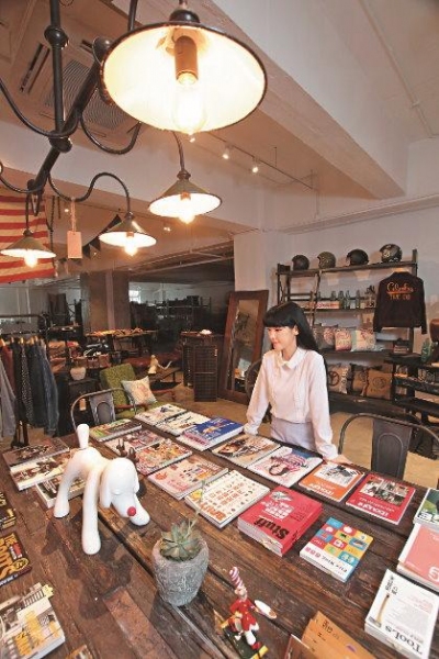 店內售賣外國時裝潮流、設計雜誌，如 《GO OUT》、《popeye》、《Stuff》、《BRUTUS》等。