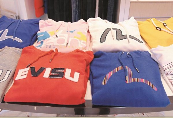 服裝區主要賣韓國 EVISU 品牌衫褲。