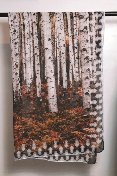 印上櫸木圖案的圍巾($850) 以櫸木製成的天然纖維物料 modal 製作，吸濕透氣並可以自然分解，讓人實踐愛自己也愛周遭的想法。