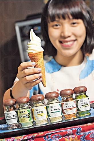 沖繩風味軟雪糕，灑上 6 款不同口味的海鹽！(圖片來源: 經濟日報)