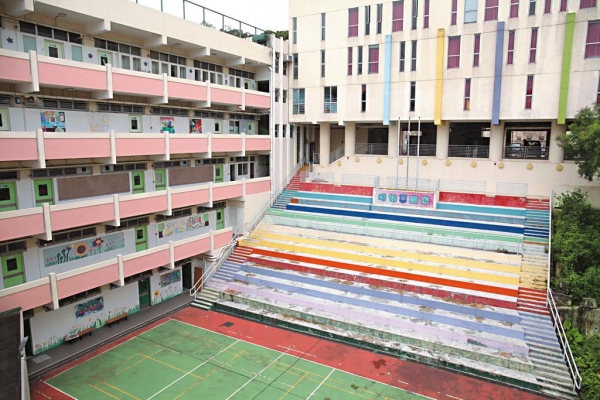 生活書院前身為佛教大光中學，校舍原好，最近進行油漆等翻新工程。