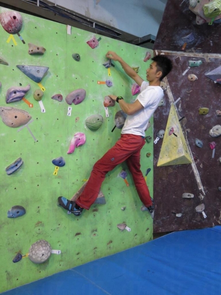 Danny 示範攀石熱身時，先熟習肢體協調