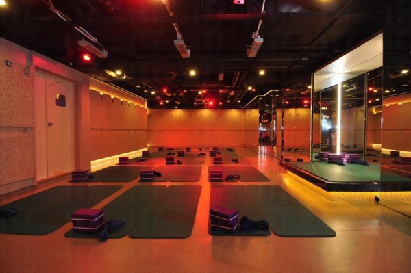 Dickson Yoga 的瑜珈課堂教室面積大，沒有壓迫感，心情更放鬆。 (圖：Dickson Yoga)