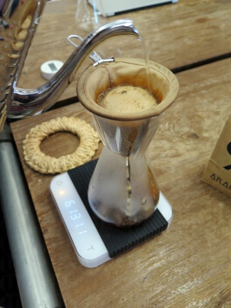 凍手調咖啡Hand-drip，以螺旋形的方式加水，中間不能斷斷續續。