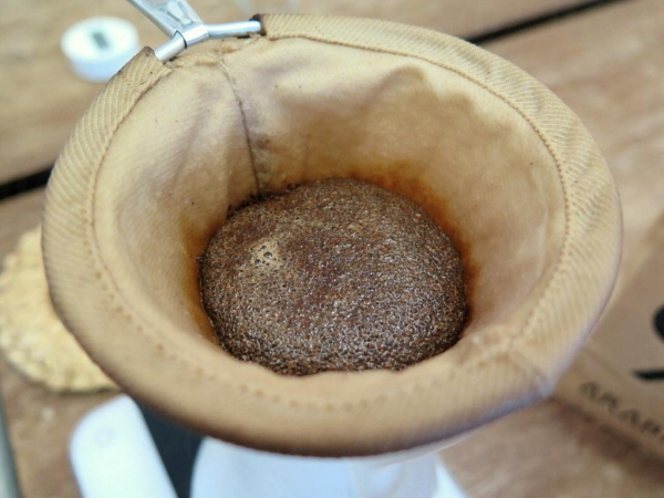 加水後的咖啡開始膨脹，吸收水份。
