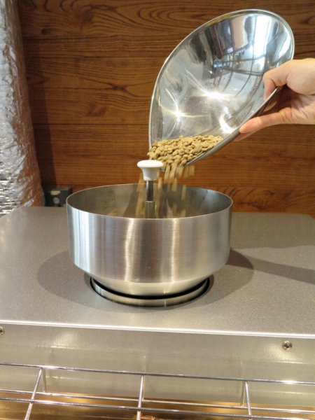 加入炒豆機以熱風烘焙咖啡豆。