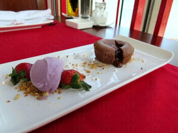紫羅蘭味雪糕配朱古力軟心蛋糕。
