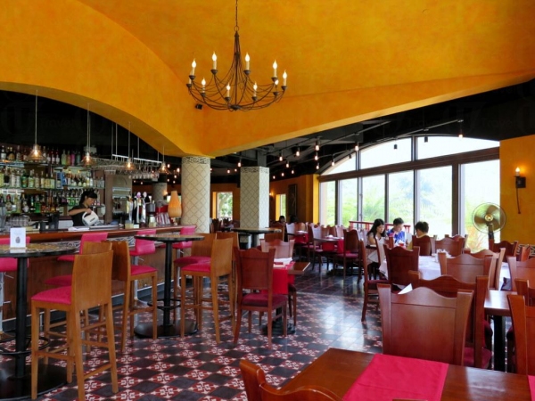 充滿西班牙色彩的餐廳，顏色鮮艷，感覺有活力。