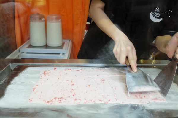 第四步：炒勻後均勻推開在冷板表面，待冷卻成薄薄的雪糕片。