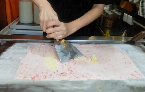 第五步：如加了芝士蛋糕，職員會把蛋糕壓碎後，均勻地分佈整個雪糕片上。