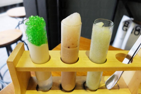 「Test tube」以試管盛載青瓜wasabi沙冰、mojito味啫喱、伯爵奶凍配特濃咖啡泡沫味mousse。$65