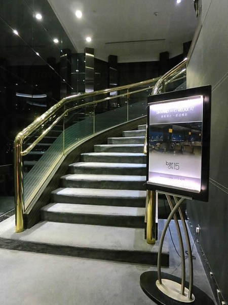 乘電梯往 14 樓，步行一層樓梯便到達Bar on 15