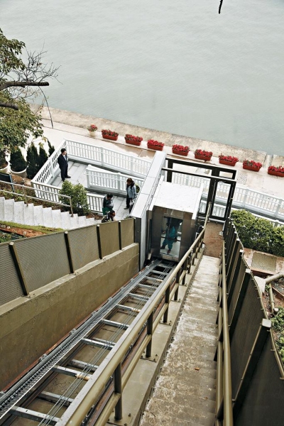 大澳文物酒店的升降機，則好像山頂纜車般，整部依着軌道打斜行。