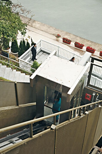 現時供公眾使用的斜行升降機，一部在愉景灣，還有另一部呢，喺寶福山。