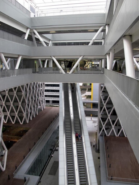 耗資12億的香港知專設計學院位於調景嶺，於 2010 年落成，擁有一組長達 51.5 米的「至尊天梯」，連接1樓到7樓，是全港最長的扶手電梯之一。(網上圖片)