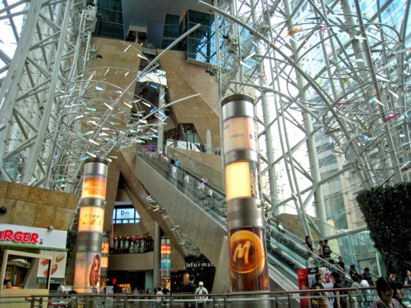 朗豪坊乃是首個興建超長扶手電梯的商場，可算是自動長梯的始祖。