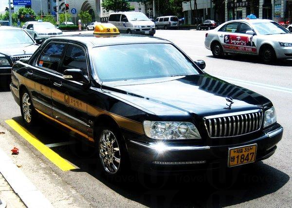 模範的士車身兩側有寫著「모범택시(模範計程車)」的黃色色條。（圖片來源：資料圖片）