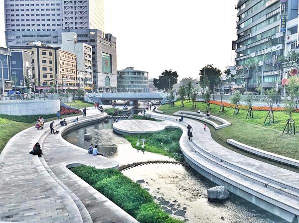 台中版清溪川！柳川藍帶水岸 入夜變藍燈多瑙河