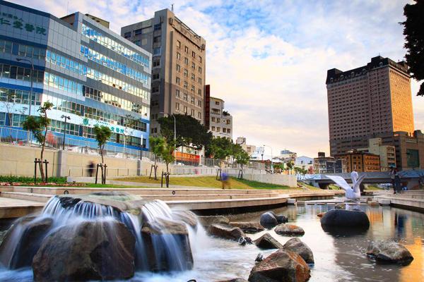 台中版清溪川！柳川藍帶水岸 入夜變藍燈多瑙河